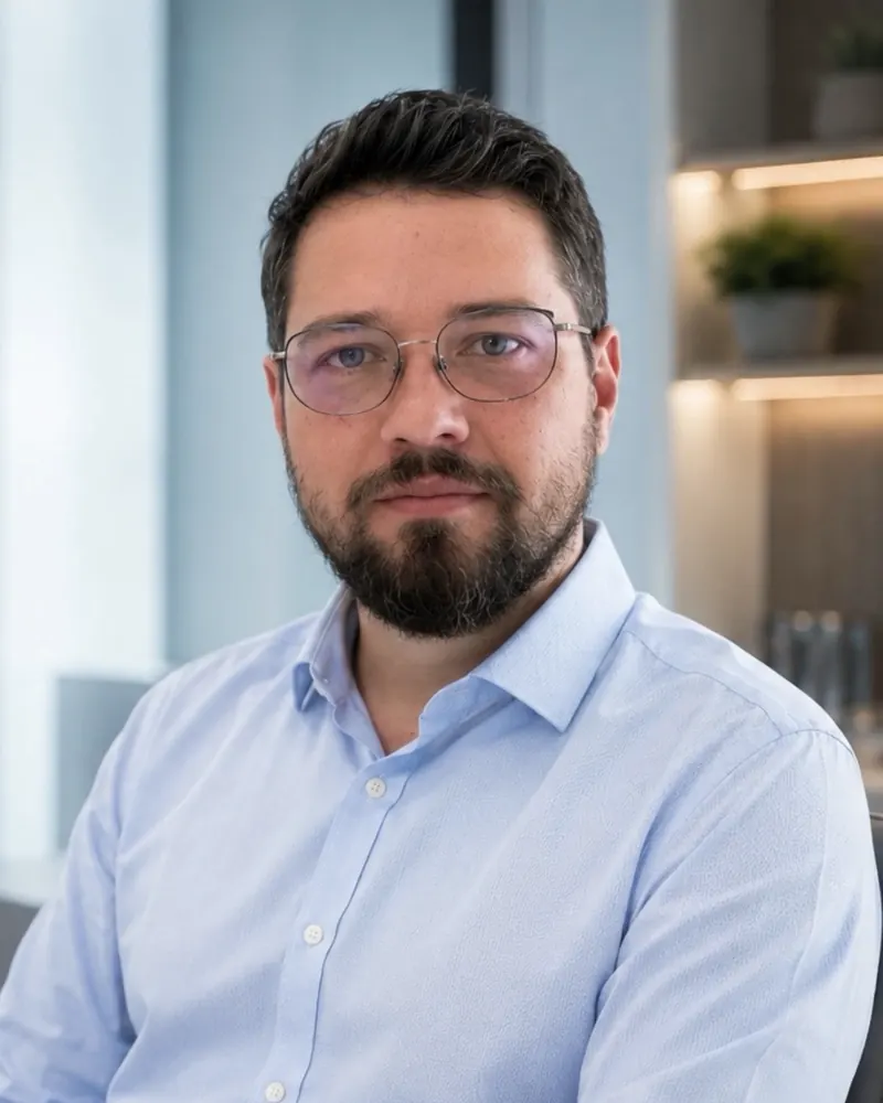 Retrato do Dr. Alexandre Ziomkowski, urologista em Salvador