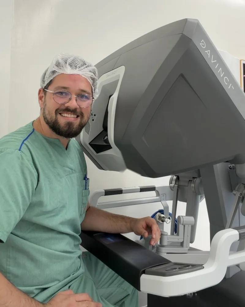Dr. Alexandre Ziomkowski, urologista, ao console do sistema robótico da Vinci